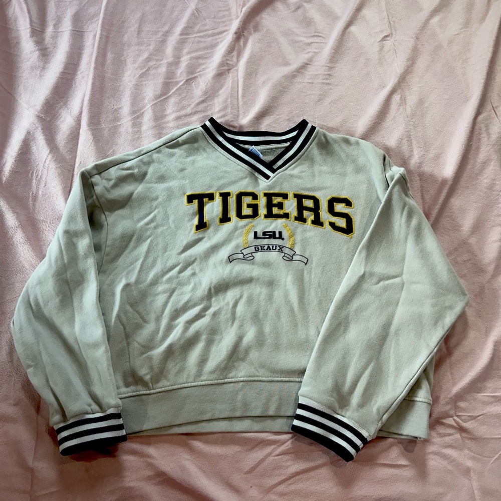 Casual cropped LSU sweatshirt (medium)
